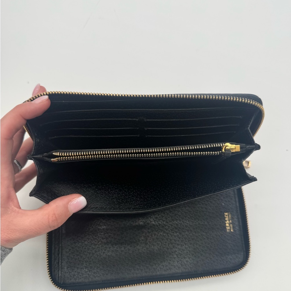 🚨🚨SOLD🚨🚨Versace Medusa Organizer - Picture 4 of 7